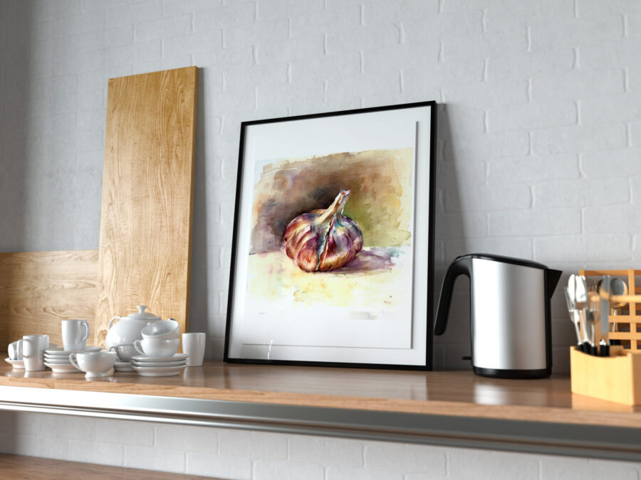 Acuarela enmarcada de un ajo en tonos terrosos y violetas, exhibida sobre una estantería en un ambiente de cocina moderna