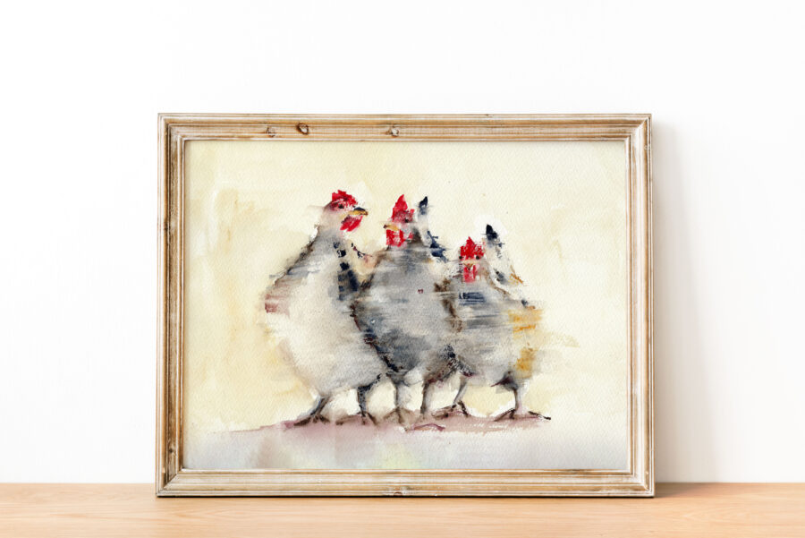 Acuarela artística de cuatro gallinas juntas, con manchas grises y crestas rojas, sobre fondo claro y enmarcada en madera.