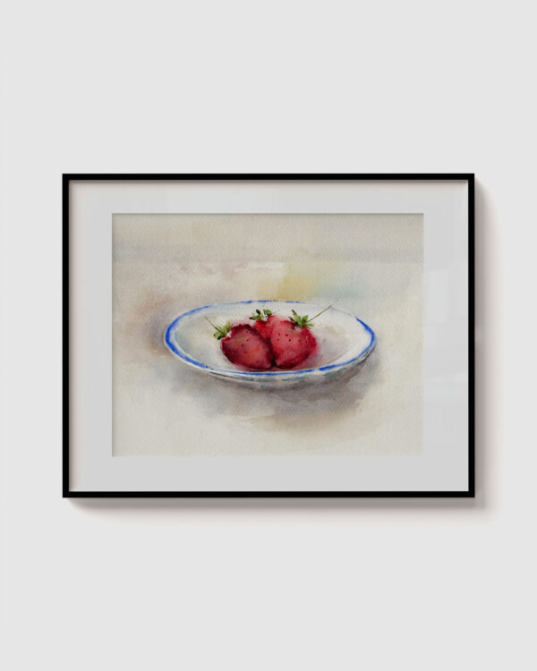 Acuarela enmarcada de tres fresas rojas sobre un plato blanco con borde azul, pintadas con técnica delicada sobre fondo neutro.