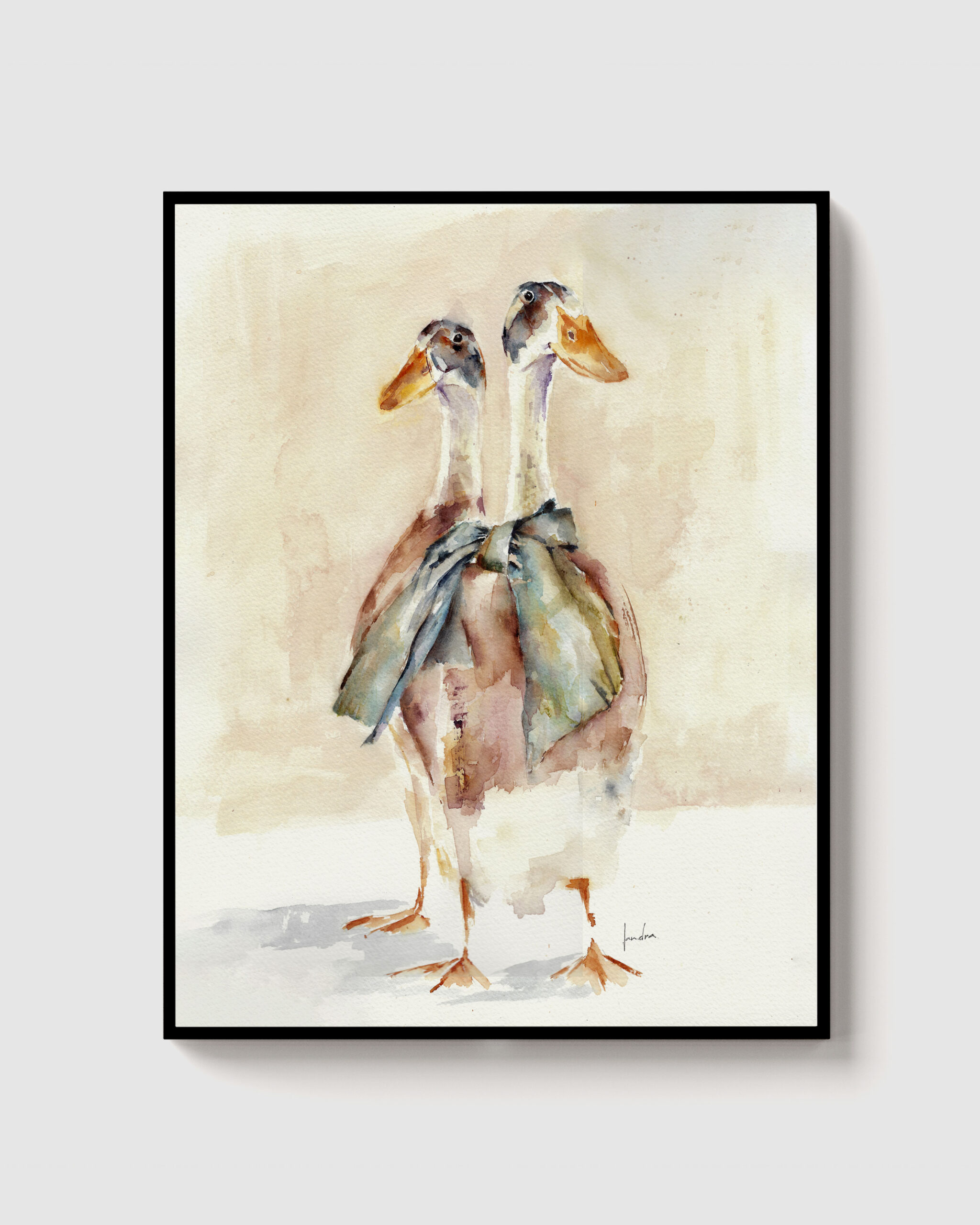 Acuarela de dos gansos juntos, con lazo azul alrededor del cuello, sobre fondo claro.